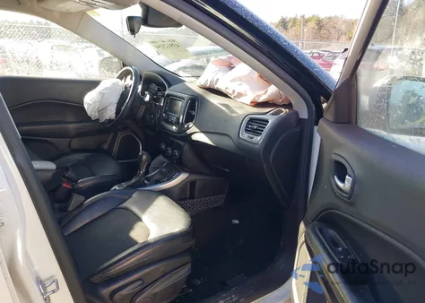 2018 Jeep Compass Latitude 4X4 из США, поврежденный, VIN 3C4NJDBB4JT142378